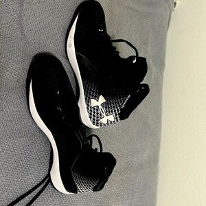 Black under armour men’s basketball shoes. Size 9.5 used only one season.